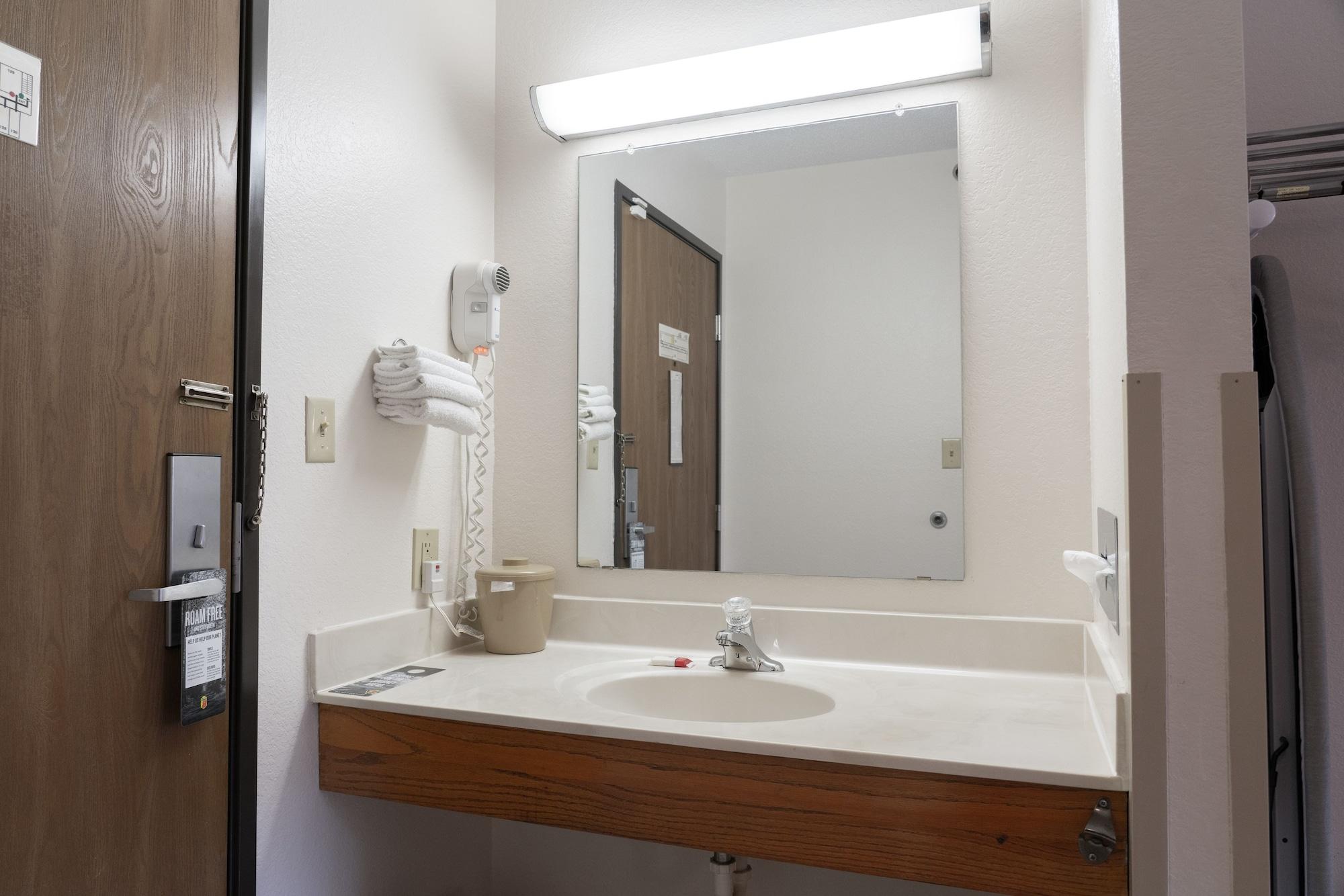 Super 8 By Wyndham Elgin
