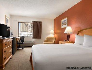 Super 8 By Wyndham Elgin
